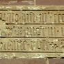 Steintafel mit Bauinschrift in der kath. Kirche St. Laurentius