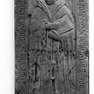 Figurale Grabplatte mit der Gedenkinschrift für den Magister und Klosterstifter Hertwik (Hartwig)