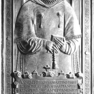 Figurale Metallplatte mit Sterbevermerk für den Dompropst Johann Heinrich von Nanckenreuth mit Gedächtnistafel mit Sterbevermerk für den 1531 verstorbenen Domdekan Sebastian Georg von Künsberg.