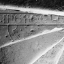 Vier Fragmente einer Grabplatte, davon drei mit Inschriften