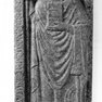 Fragment einer figuralen Grabplatte mit Gedenkinschrift für den zweiten Abt von Vornbach, Wirnto (gest. 1127)