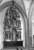 Bild zur Katalognummer 343: Altaraufsatz aus farbig gefaßtem Holz in Form einer dreigeschossigen, dreiachsigen Säulenädikula in der Liebfrauenkirche Oberwesel