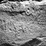 Altarstipes mit Resten einer Inschrift und Jahreszahlen auf Quadersteinen