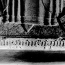 Stifterinschrift des Propstes Johannes II. Vendt auf der Deckplatte für die Prälatensepultur