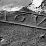 Vier Fragmente einer Grabplatte, davon drei mit Inschriften