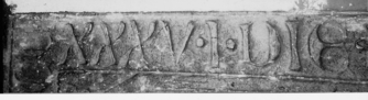 Bild zur Katalognummer 28: Schmaler Streifen der rechten oberen Seite der Grabplatte der Lucia von Wind(...), Korriegiert zu Lucia von Wiltz