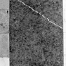 Grabplatte mit fragmentarischer Inschrift für einen Pleban von Kellberg