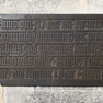 Grabtafel und Wappenschild mit Sterbevermerk für den Domkustos Johann Truchsess von Pommersfelden.