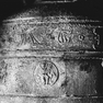 Lettin, Wenzelskirche, Glocke, Detail der Inschrift (E. 13.–1. V. 14. Jh.)