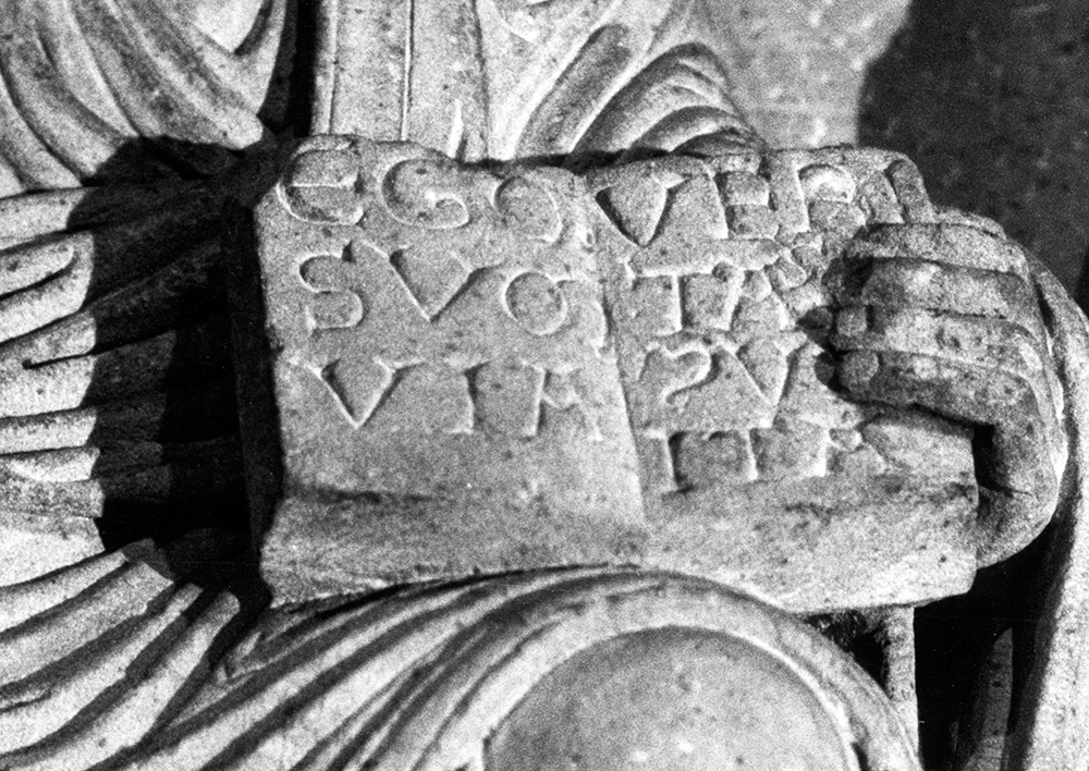 Spruchinschrift an Tympanon