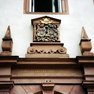 Jahreszahl und Wappen über einem 1894 erneuerten Portal am sogenannten „Alten Bau“.