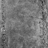Wappengrabplatte für den Pfarrer Heinrich Zugschwert an der Westwand, innen unter der Empore, sechste von Norden, oben. Rotmarmor.