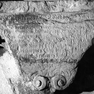 Unterhang mit Grabinschrift für eine unbekannte Person, an der Südwand, im dritten Joch von Westen. Kalkstein.