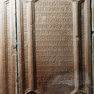 Grabplatte des Johann Christoph Rösslin, mit umlaufendem Bibelzitat und einer 16zeiligen Grabinschrift.