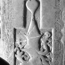 Wappengrabplatte für Sigmundt von Ull, an der Nordwand, neunte von Westen, obere Platte. Rotmarmor.