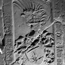 Wappengrabplatte des Hans Pairsdorfer aus rotem Marmor, im Boden eingelassen.