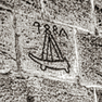 Steinquader mit Bauzahl und Zeichen des Baumeisters
