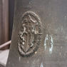 Glocke mit Glockenspruch, Meisterinschrift und Gussjahr, Detail Medaillon