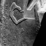 Wappengrabplatte für Margareta Hedl hinter dem Hochaltar im Boden, zweite von Norden. Rotmarmor.