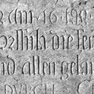 Detail zur Grabplatte für den Bürger Wolfgang Käser und seine Ehefrau Ursula, innen an der Nordwand, vierte von Westen. Querrechteckige Platte. Rotmarmor.