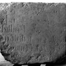 Fragment einer Grabplatte für einen Bürger der Ilzstadt namens Schilher, im Schachnerbau, Rotmarmor.Depot des Oberhausmuseums Passau Inv.-Nr. 13784.