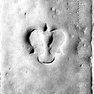 Grabplatte aus Sandstein, im Boden eingelassen.