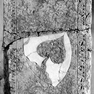Wappengrabplatte für den Bürger Ludwig auf dem Stein, an der Südwand im zehnten Joch von Westen, in der Ecke zur Ortenburgkapelle, unten. Rotmarmor.