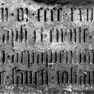 Querrechteckige Inschriftentafel des Johann Oech von Pappenheim aus Kalkstein mit einer vierzeiligen Inschrift und mit Resten einer Bemalung und Ausmalung von Buchstaben, in die Wand eingelassen.