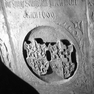 Wappen zur Grabplatte für Wolf Huebinger, seine Ehefrau Apollonia, geb. Staininger, und deren Kinder, an der Nordwand, elfte von Westen, oben. Rotmarmor.