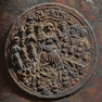 Glocke mit Gussjahr, Gebet und liturgischem Text, Detail Medaillon
