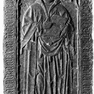 Figurale Grabplatte für den Kanoniker Paul Wann, an der Südwand in der Ostnische. Rotmarmor.