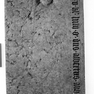 Sterbeinschrift für Abt Albert auf einer figuralen Grabplatte