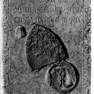 Grabinschrift für den Kanoniker Konrad von Traun auf der Grabplatte für Ulrich von Scharffenberg (Nr. 49), an der Westwand nördlich neben der Tür zur Domhof. Zweitverwendung der Platte. Die Platte wurde im Zuge dieser Beschriftung um 180 ° gedreht.