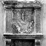 Epitaph für Panthaleon und Hans Moritz von Trenbach, an der Südwand, außen, untere Reihe, elfte Platte von Westen in der Ecke beim Treppentürmchen.Eingeschossiges Epitaph mit Wappenaufsatz.