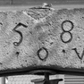 Ziehbrunnen, Südseite, Galgen mit Inschrift