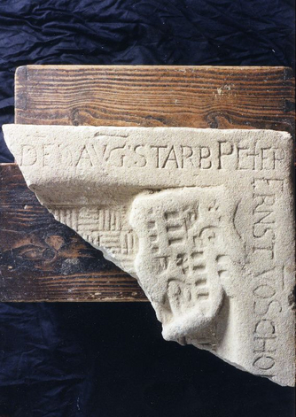 Bild zur Katalognummer 289: Kleines Fragment der Grabplatte für Peter Ernst von Schönburg auf Wesel