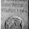 Stifertafel mit Gedenkinschrift für den Stadtrichter Urban Gundacker, an der Ostflanke des östlichen Stützpfeilers in der Mitte des Schiffs. Rotmarmor.
