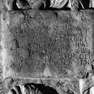 Wappengrabplatte für Stephan Peugersheimer und seine Gemahlin Barbara, an der Nordwand westlich neben dem Portal zum Steinweg. Rotmarmor.