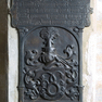 Wappengrabtafel mit Sterbevermerk für den Domherrn Weiprecht von Seckendorff.