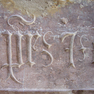 Sterbeinschrift für den Abt Simon auf einer figuralen Grabplatte
