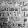 Fragment einer Grabplatte mit dem Rest der Grabinschrift für eine unbekannte Person, wohl den ersten Ehemann der Magdalena Hinterreiter (Nr. 499 I). Mehrfachverwendung der Platte. Rotmarmor.