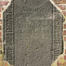 Kaiserswerth, St. Suitbertus, Stiftsplatz, Fragment einer Grabplatte