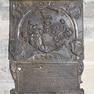 Wappengrabtafel mit Stifterinschrift, Sterbevermerk und Grabbezeugung für den Domdekan Hektor von Kotzau.