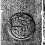 Grabplatte für den Bischof von Gurk, Johann von Schönburg, an der Südwand im siebenten Joch von Westen, Mitte. Rotmarmor.