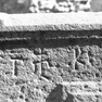 Ziehbrunnen, Westseite, Detail mit Inschrift am Galgen