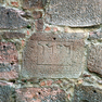 Jahreszahl in gotischen Ziffern auf einer Sandsteintafel des Vorderen Turms.