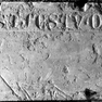 Drei Fragmente der Wappengrabplatte für den Stadtrichter Oswald Pucher.