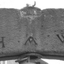 Ziehbrunnen, Nordseite, Galgen mit Inschrift
