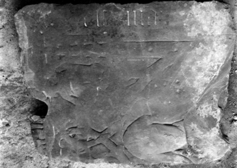 Bild zur Katalognummer 120: Fragment der Grabplatte eines unbekannten Stiftsherrn.