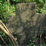 Bild zur Katalognummer 411: Grabkreuz unbekannter Herkunft mit Initialen und Jahreszahl